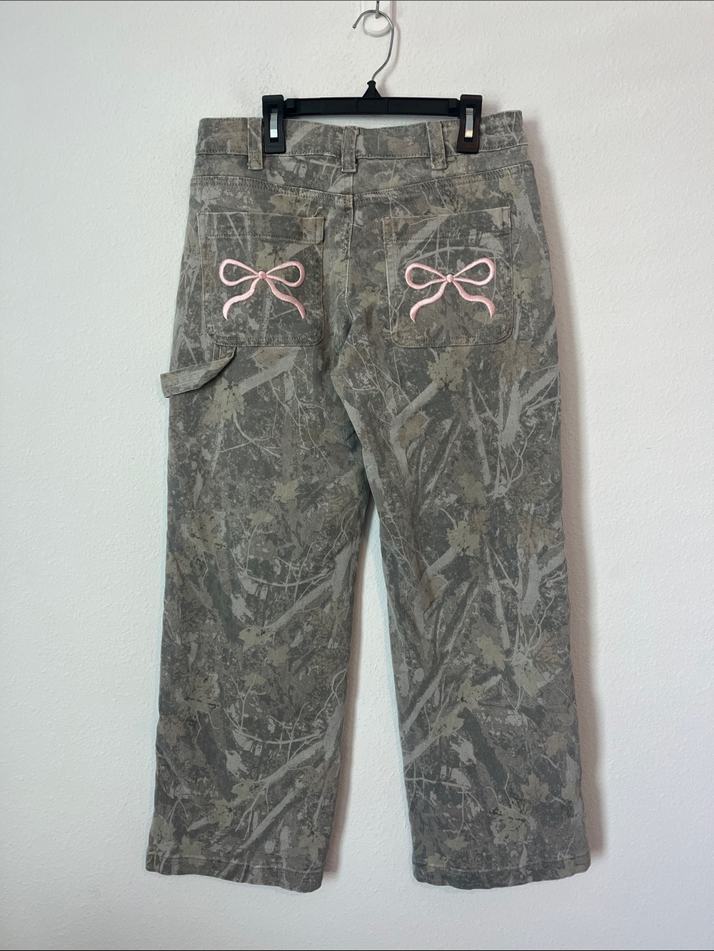 DISCLOSURE Camo Baggy Bow Pocket Embroidered Jeans